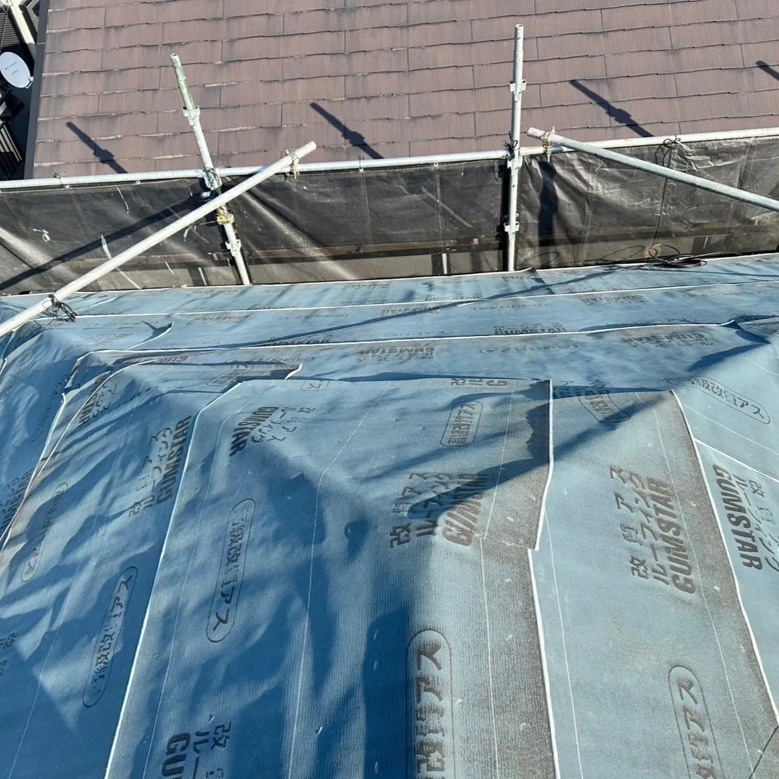 こちらは、屋根のカバー工法を施工している現場です！現代的で耐...