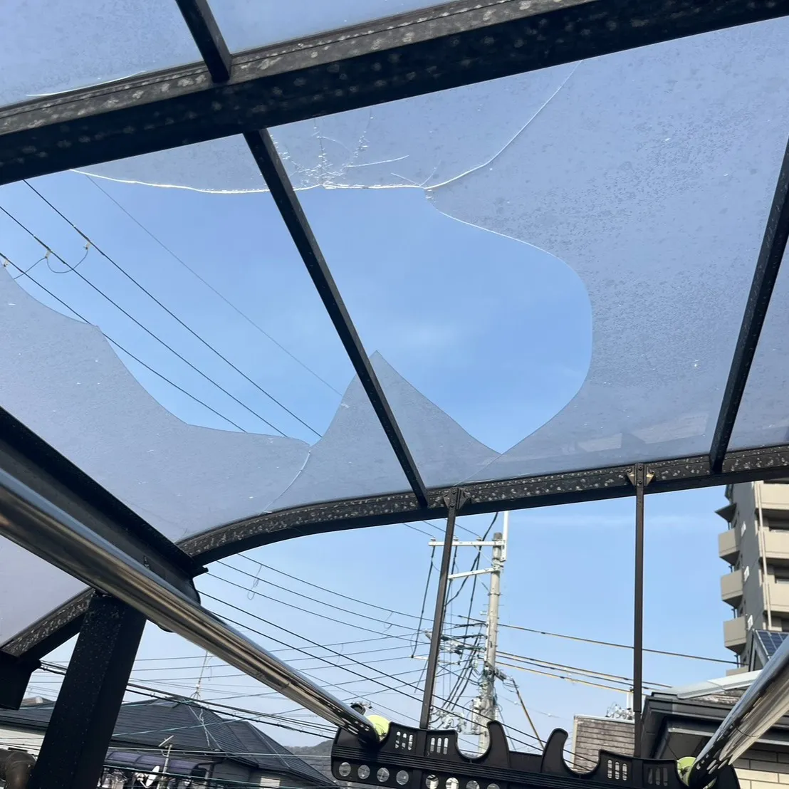 強風や突風の季節で、ベランダやテラスの屋根、アクリル板などが...