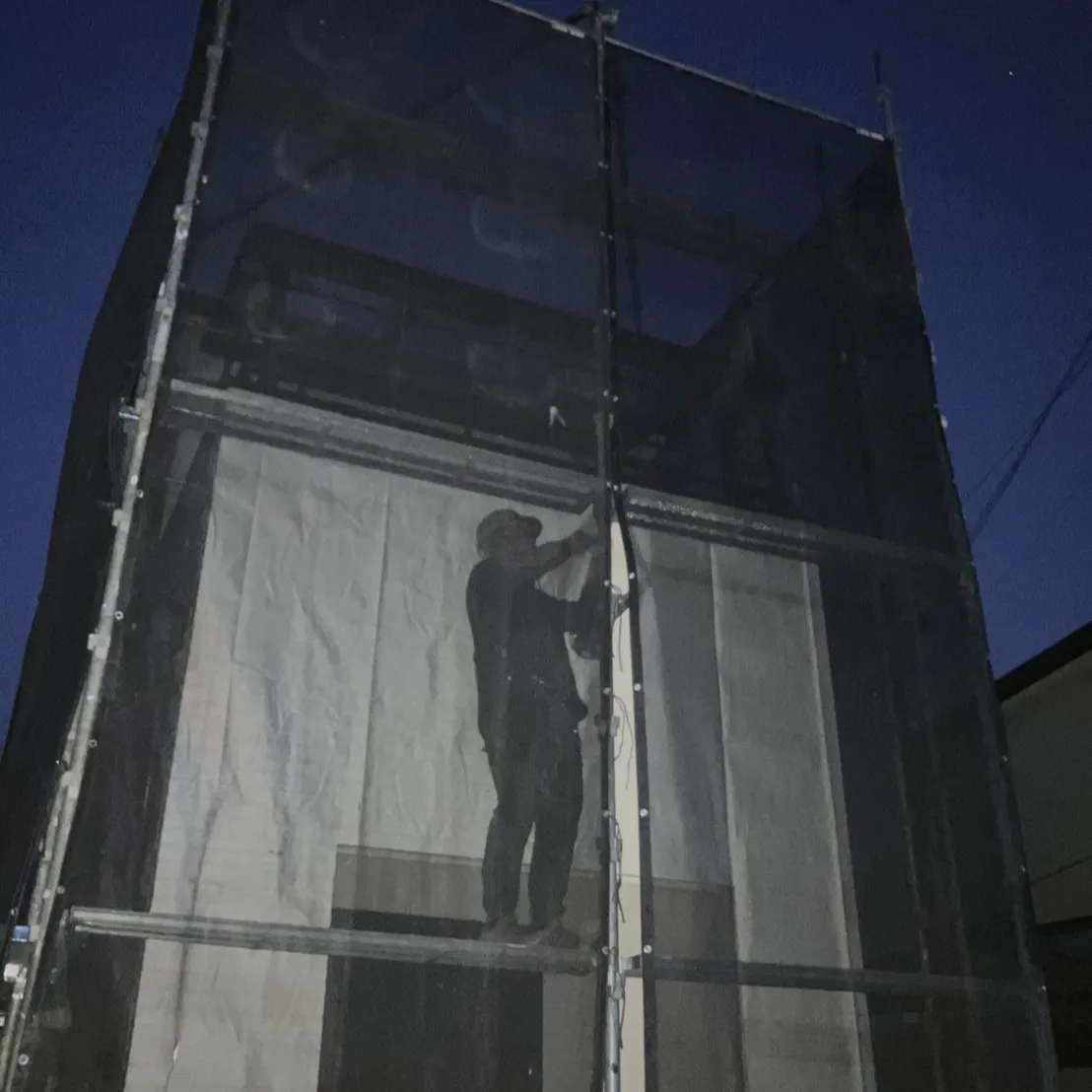 最近、日が短くなり、夕方になるとすぐに暗闇が訪れますね。