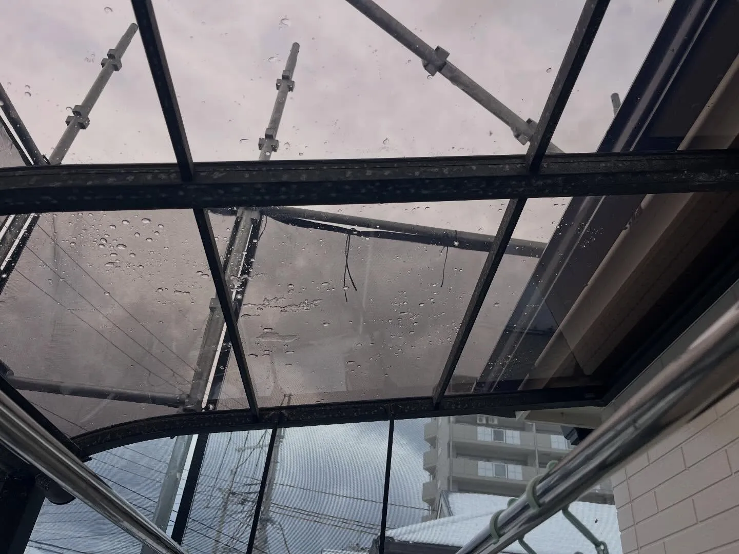 先日、強風で割れてしまったアクリル板の交換工事を行いました！...