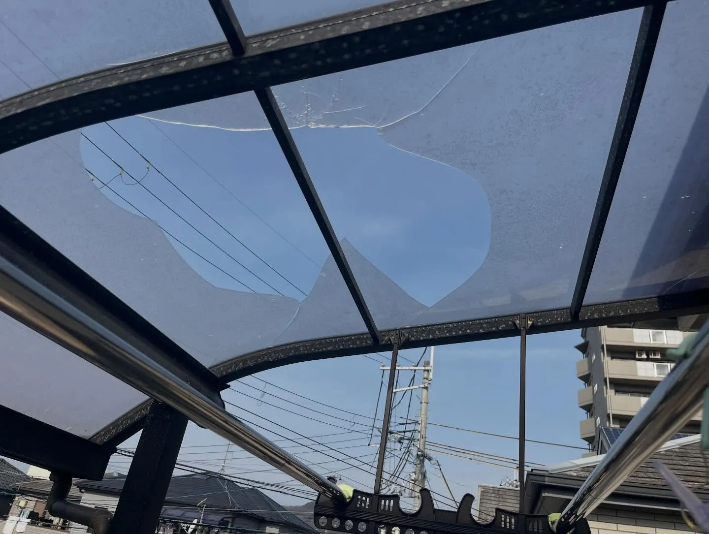 先日、強風で割れてしまったアクリル板の交換工事を行いました!...