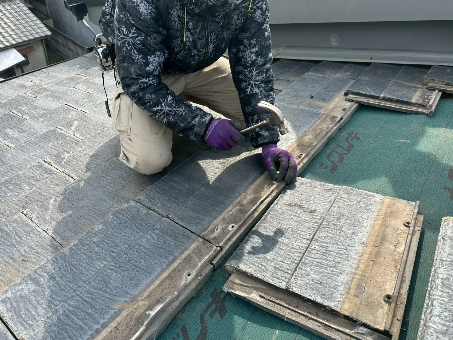 突然の雨漏りで困ったことはありませんか？屋根の葺き替えは大変...