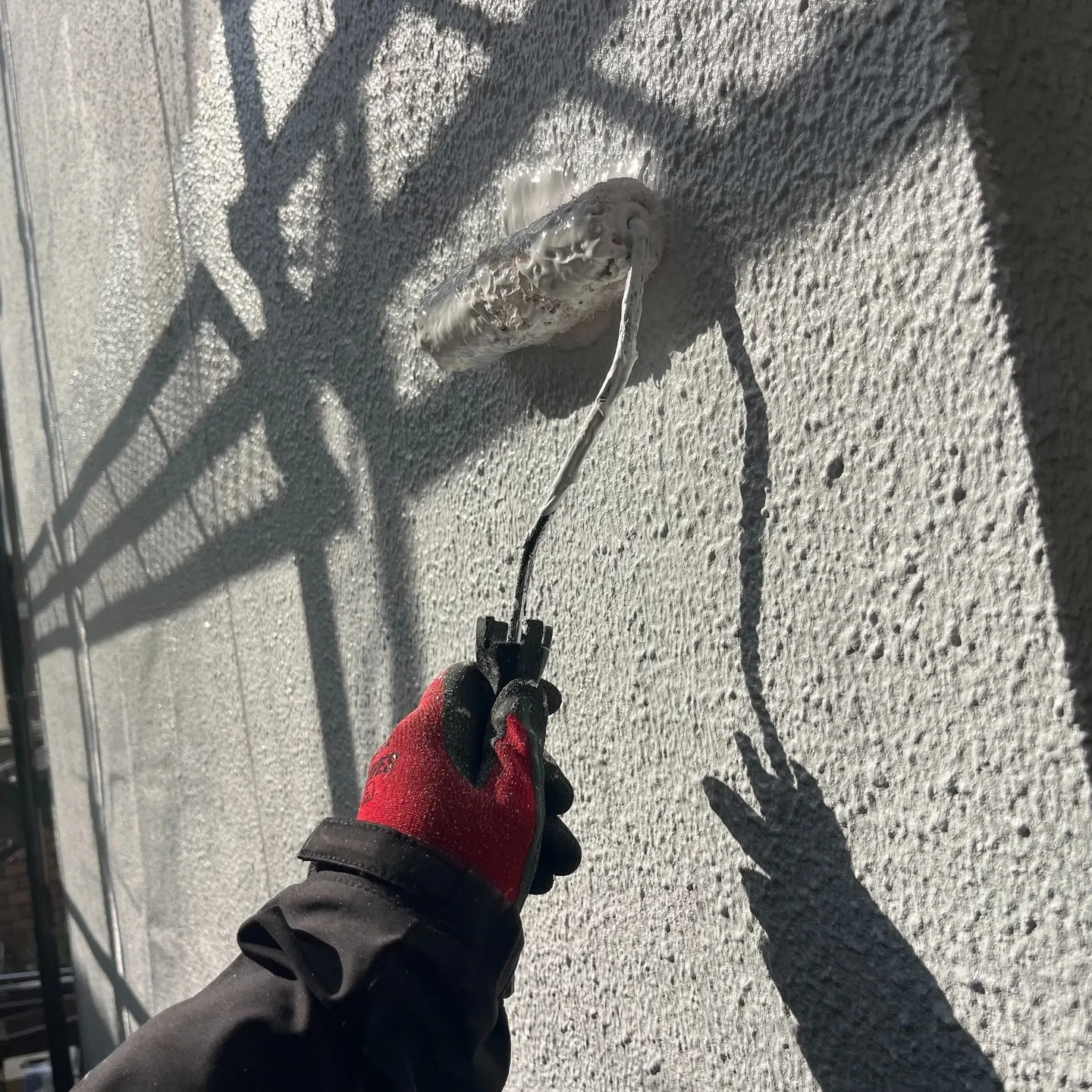 今日もお疲れさまです！私たちの現場では、いよいよ外壁塗装の下...