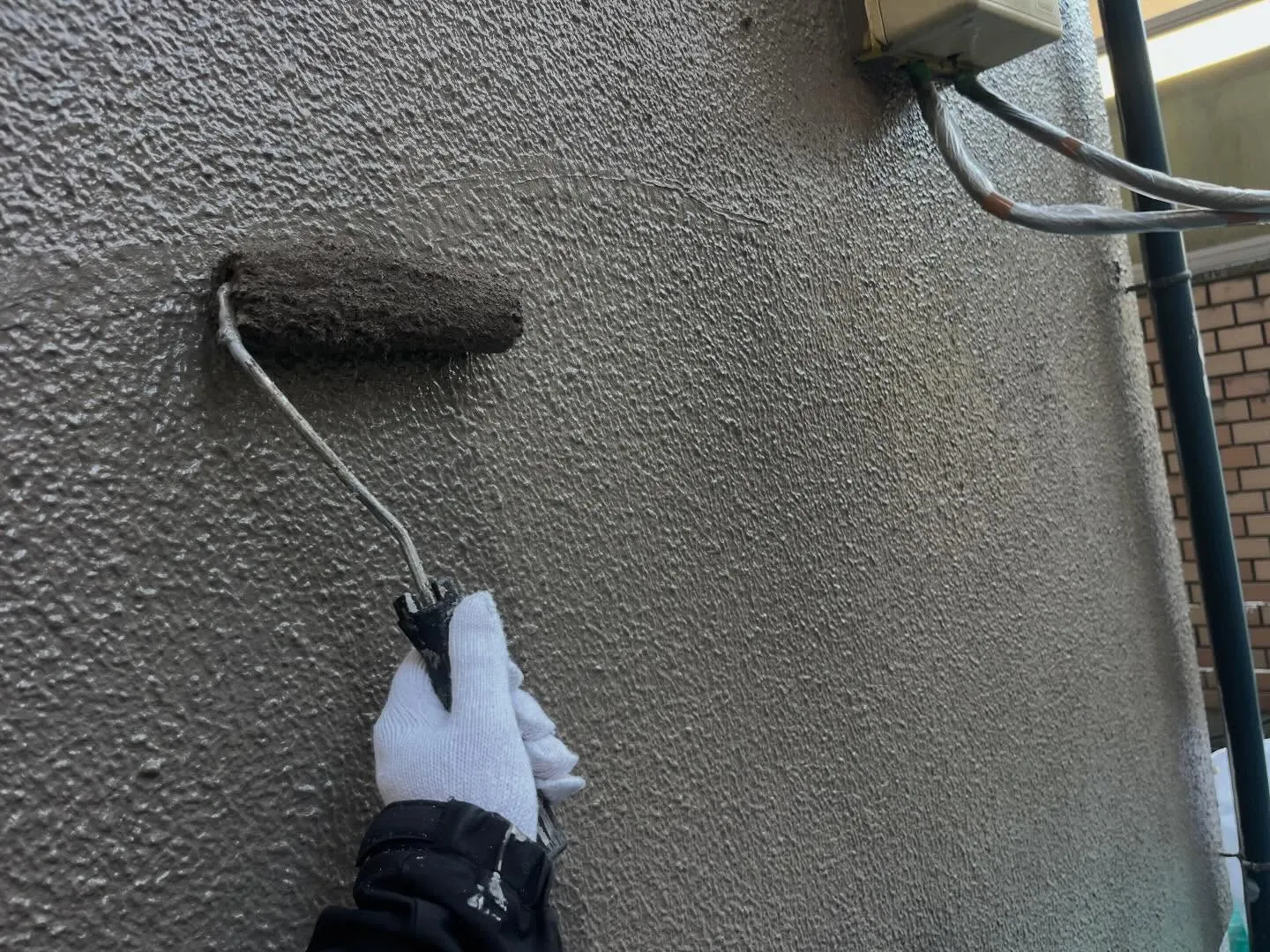 最近のプロジェクトで外壁塗装の上塗り作業をしてきました！完成...