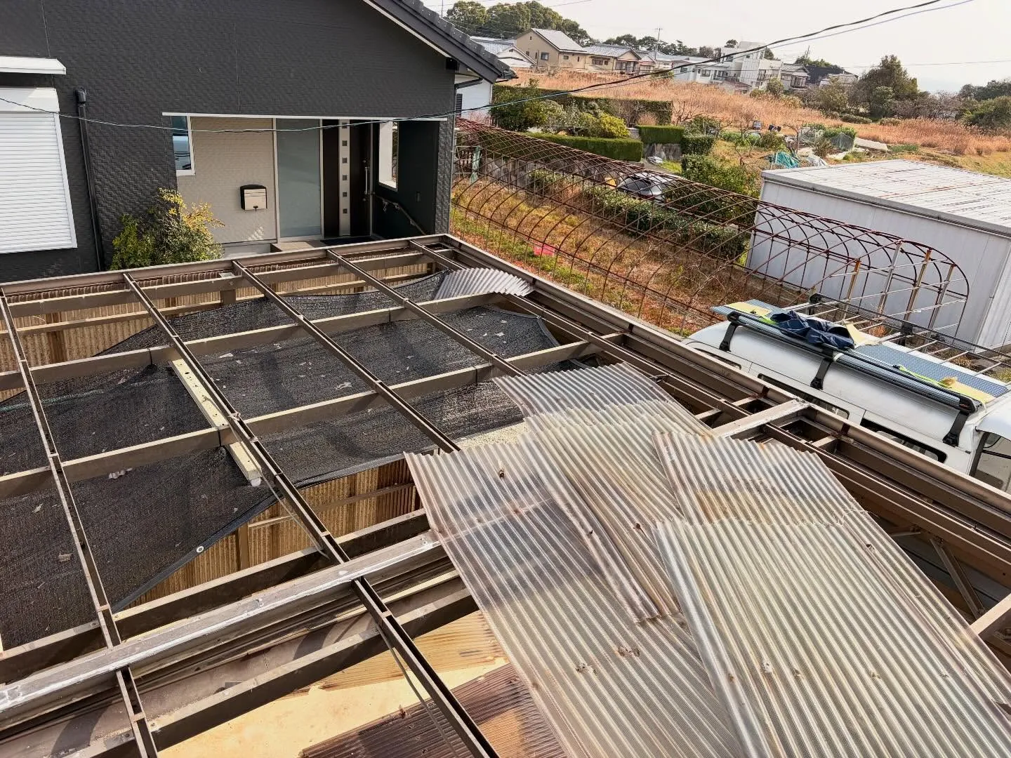 今日は車庫の波板の張り替えをしました！長年の使用で劣化し割れ...