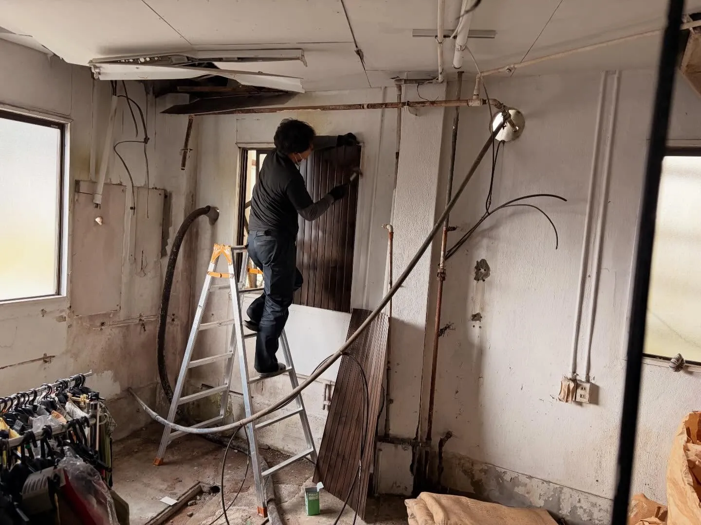 ご依頼をいただいていた現場の割れた窓ガラス！風がビュンビュン...