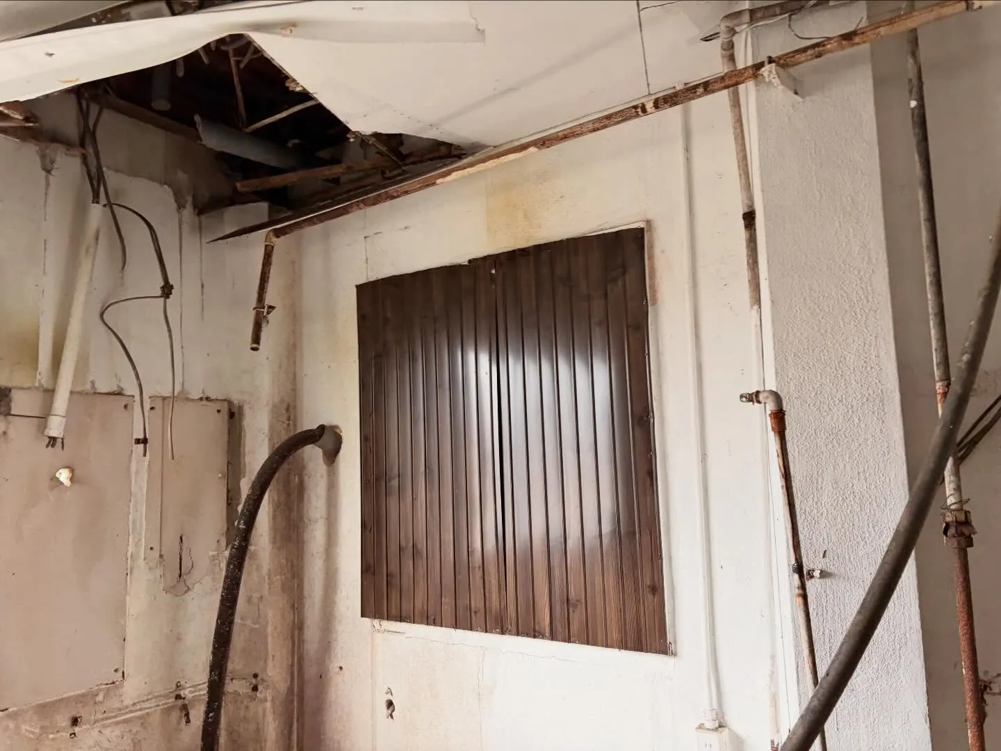 ご依頼をいただいていた現場の割れた窓ガラス！風がビュンビュン...