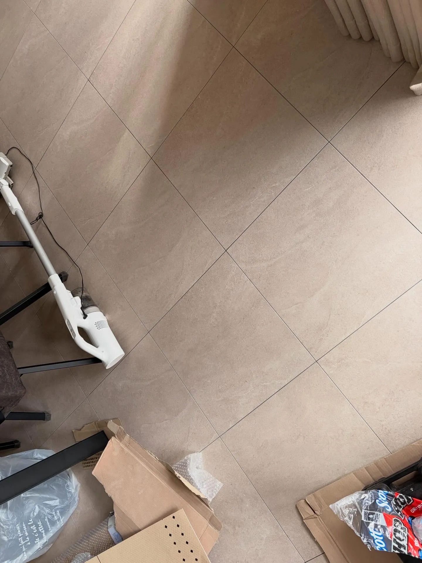 今日はフロアタイルの施工をしています。