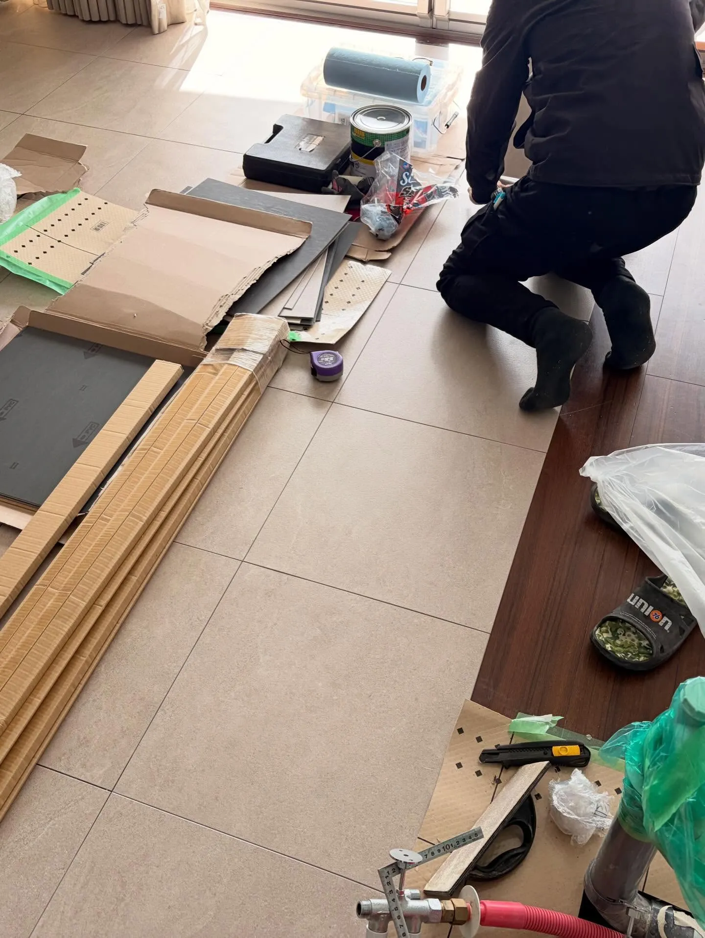 今日はフロアタイルの施工をしています。