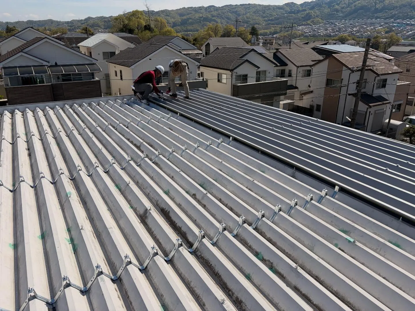 昨日の折半屋根カバー工法施工、見事に完了しました！シルバーに...