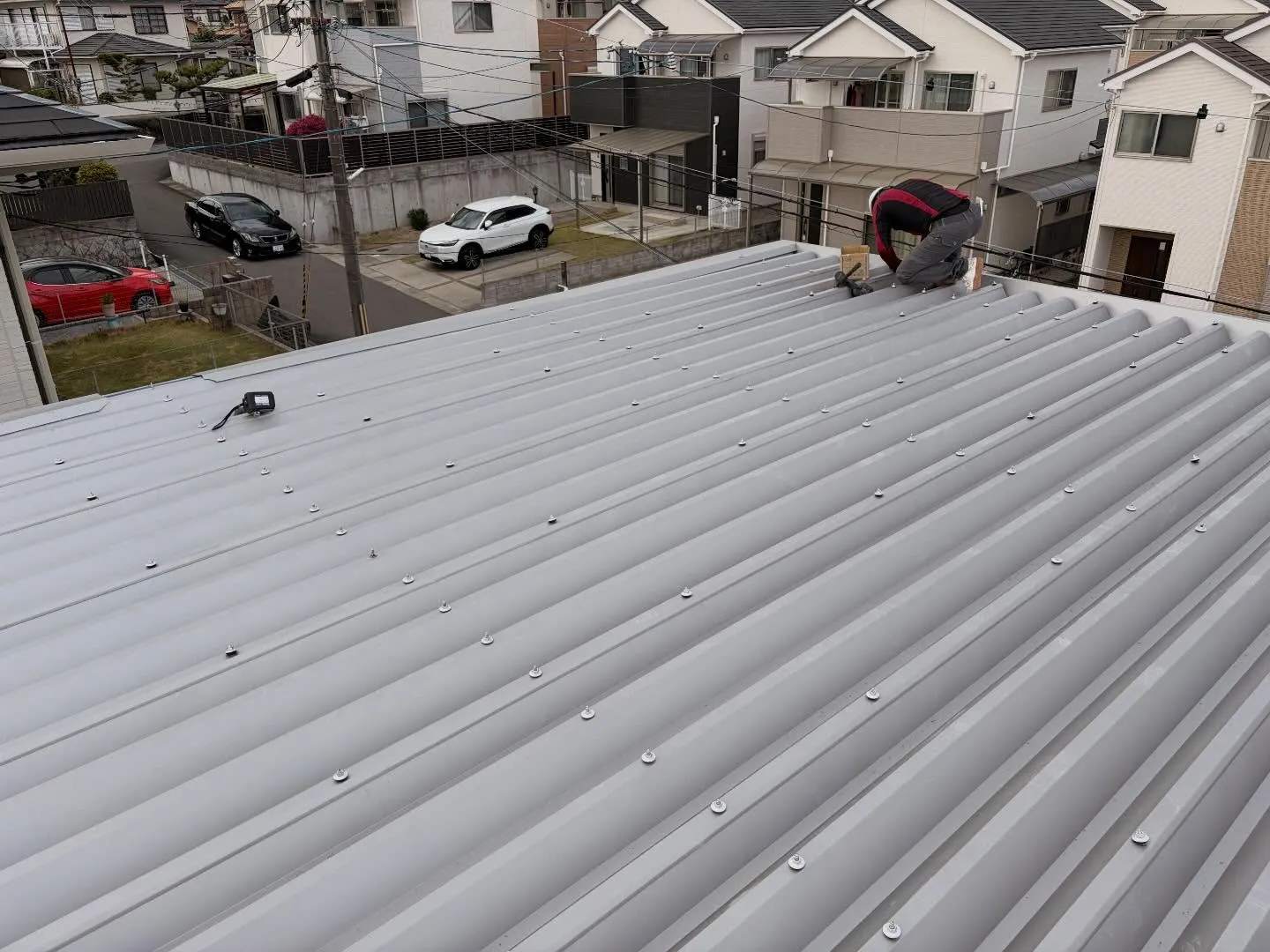 昨日の折半屋根カバー工法施工、見事に完了しました！シルバーに...