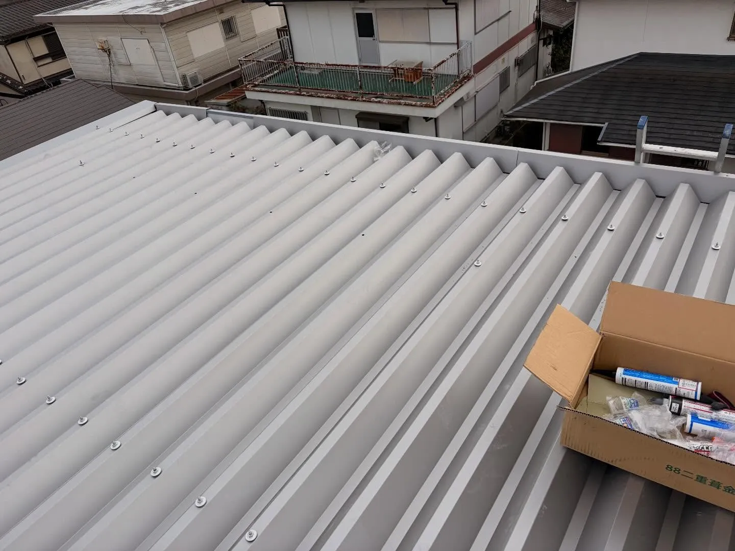 昨日の折半屋根カバー工法施工、見事に完了しました！シルバーに...